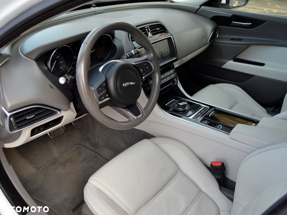 Jaguar XE 2.0 D Prestige - 6