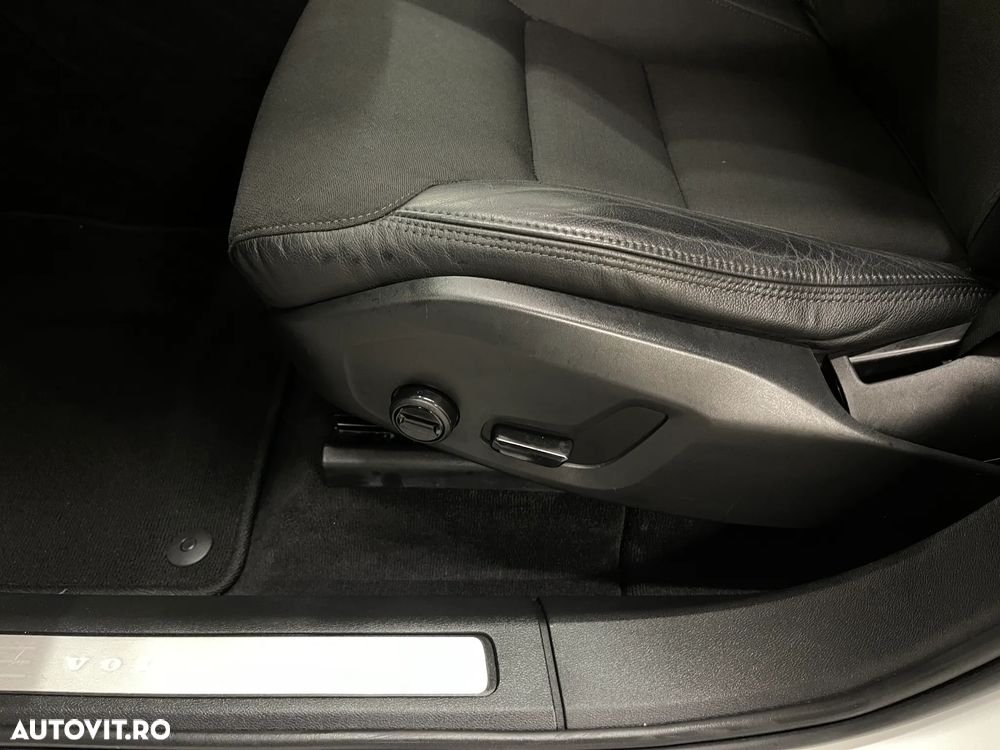 Volvo XC 60 D5 AWD Geartronic Momentum - 22