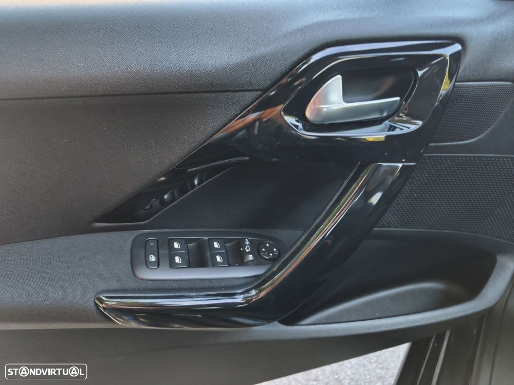 Peugeot 2008 1.2 PureTech Signature - 32