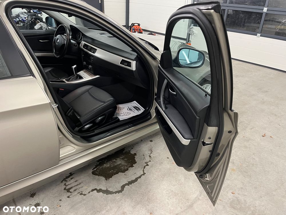 BMW Seria 3 318d DPF Edition Sport - 15