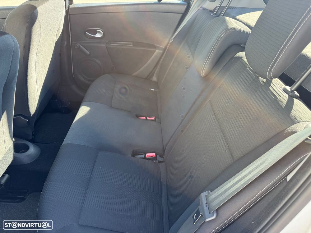 Renault Clio 1.2 16V Confort 130g - 11