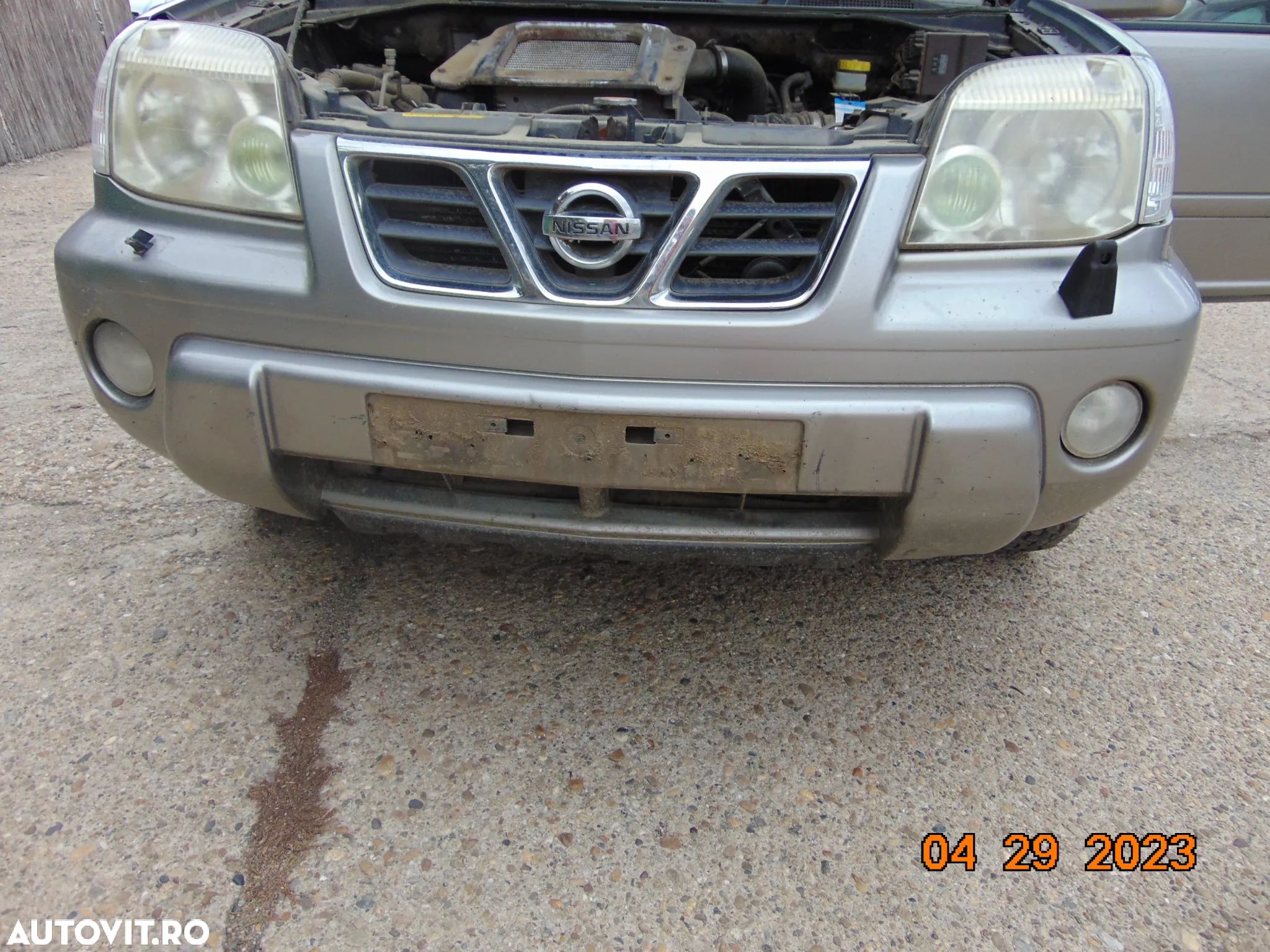 Grila Nissan X Trail t30 2001-2007 grila cu emblema dezmembrez X Trail - 1