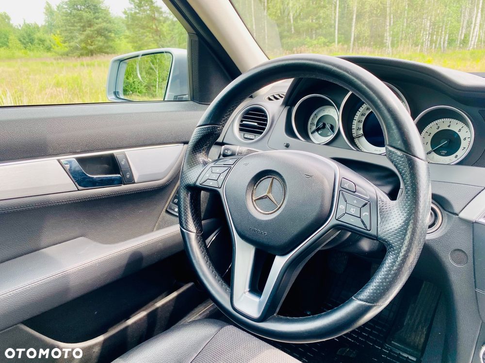 Mercedes-Benz Klasa C 180 CGI BlueEff Avantgarde - 39