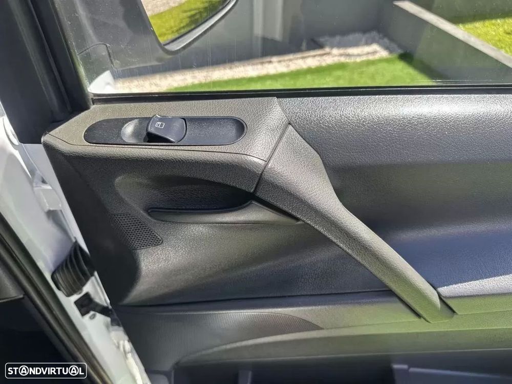 Mercedes-Benz Vito Compacta CREW - 53