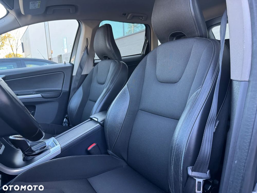 Volvo XC 60 D4 AWD R-Design Momentum - 17
