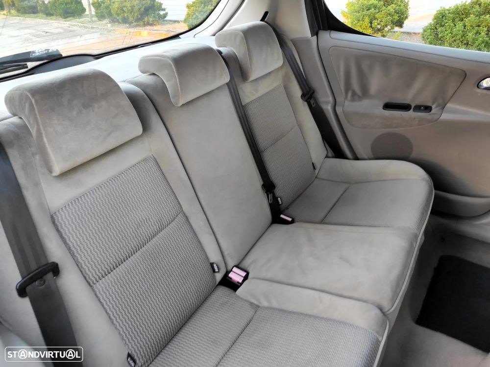 Peugeot 207 1.4 16V Trendy - 12