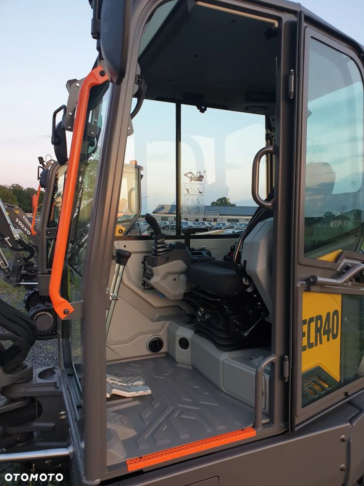 Volvo ECR40F KLIMATYZACJA NOWA DOSTĘPNA OD RĘKI, SZYBKOZŁĄCZE, DŁUGIE RAMIĘ, OBRÓT W OBRYSIE, ŁYŻKI: 300, 600, 1200MM SKARPOWA HYDRAULICZNA STEROWANA Z JOYSTICKA, PŁYWAJĄCY LEMIESZ SPYCHARKOWY - 5