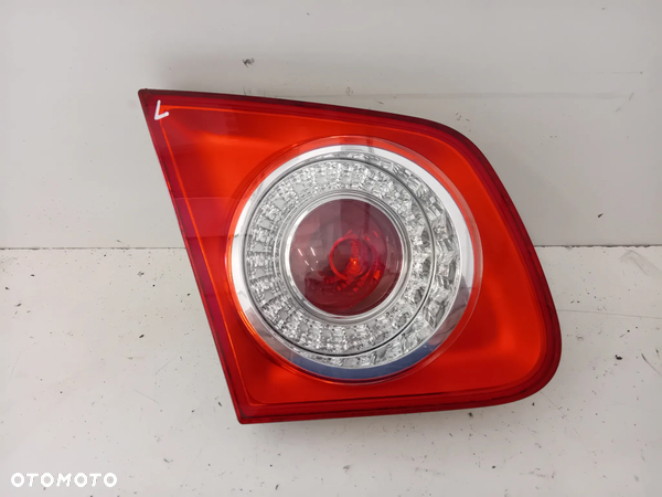 Lampa tylna lewa w klapę VW JETTA 5K5945093
