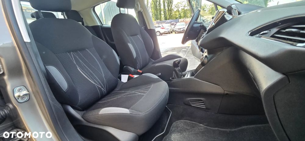 Peugeot 208 - 35