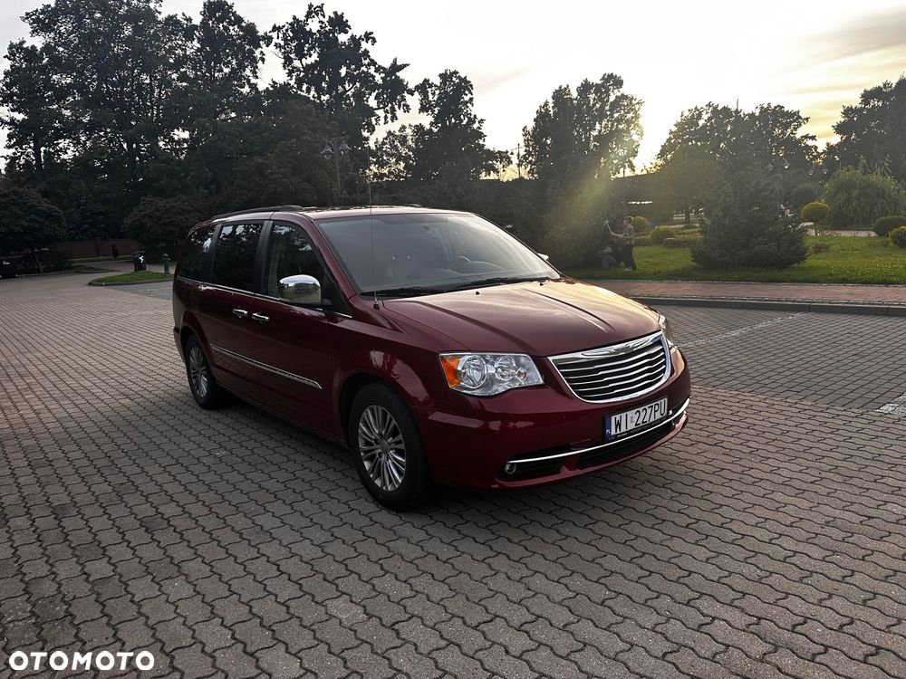 Chrysler Town & Country - 6