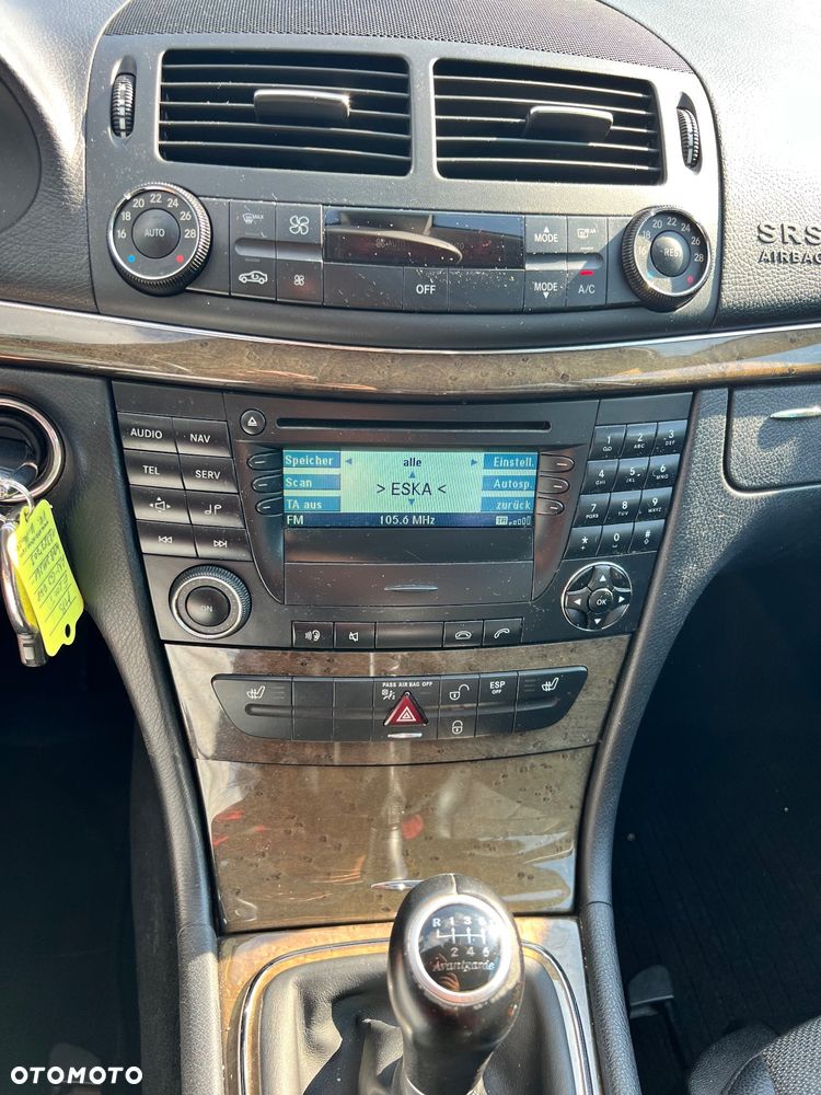 Mercedes-Benz Klasa E 200 CGI BlueEffICIENCY Avantgarde - 17