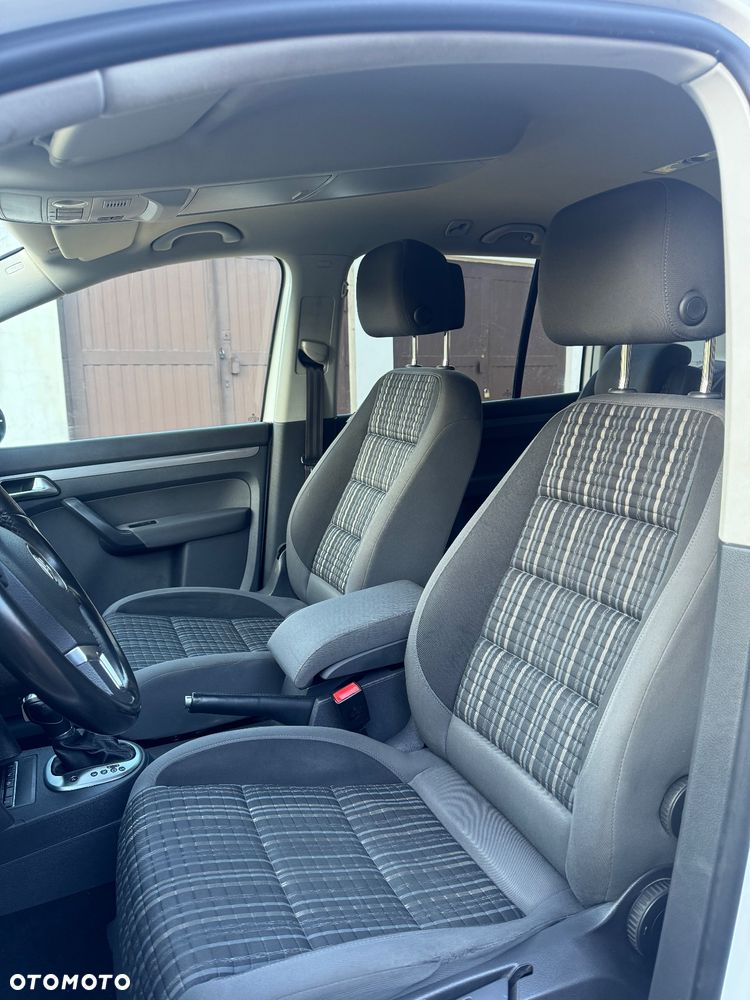 Volkswagen Touran - 16