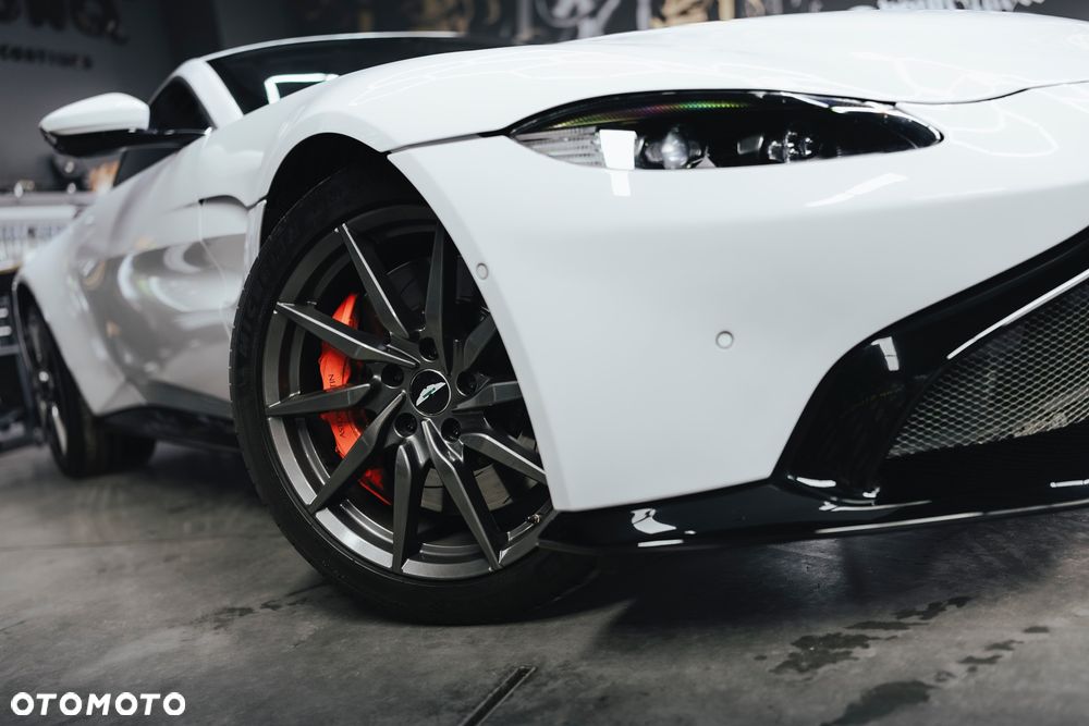 Aston Martin Vantage - 9