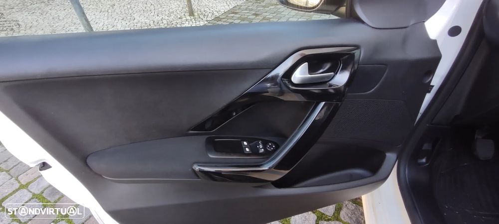 Peugeot 208 1.2 PureTech Signature - 17