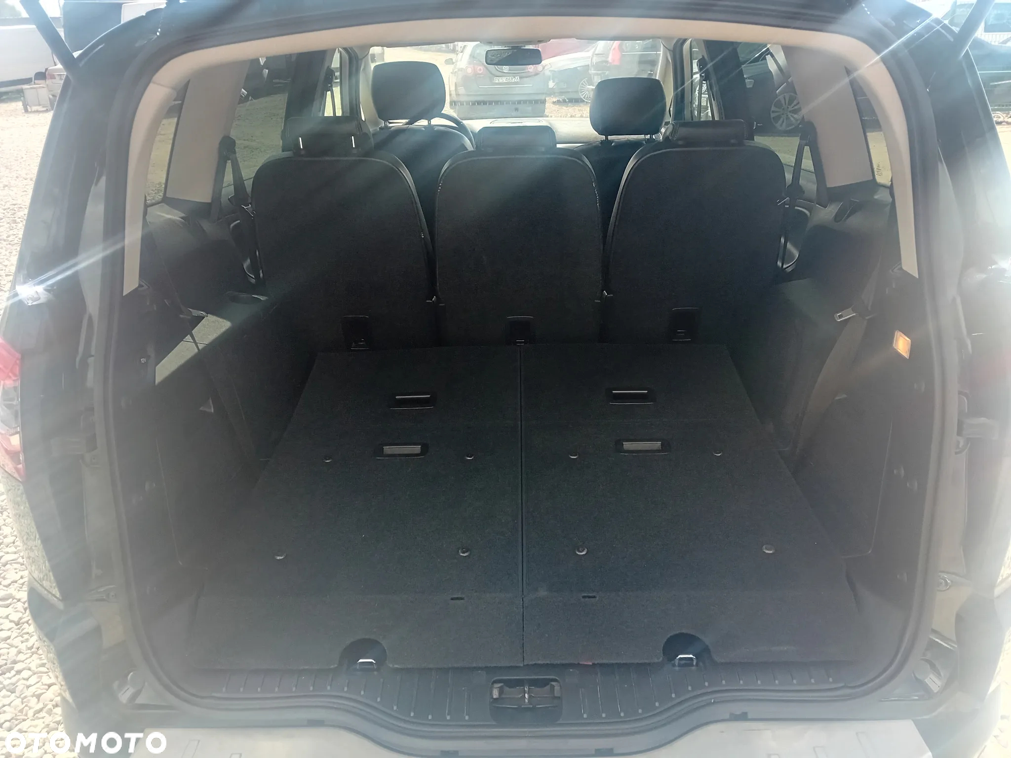 Ford S-Max - 11