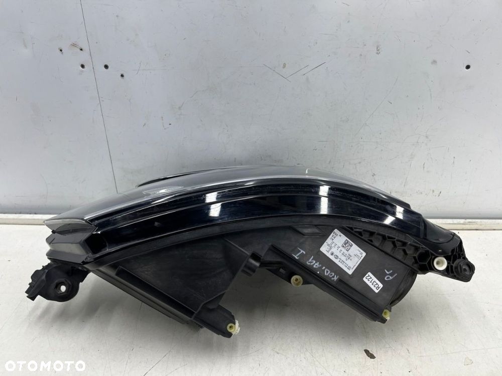 Lampa reflektor Skoda Kodiaq I 16-19r. PRAWA przednia zwykła na żarówki pasek DRL LED prawy przód Eu - 12