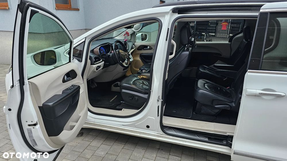 Chrysler Pacifica - 11