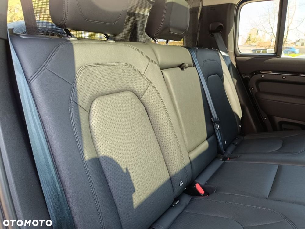 Land Rover Defender - 24