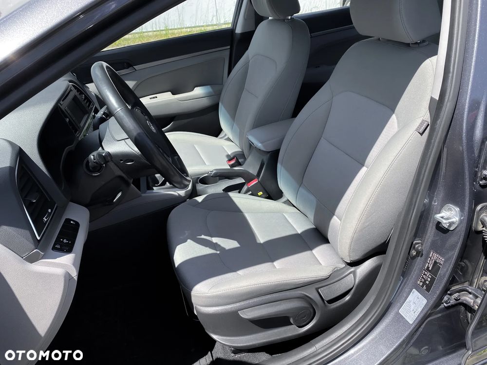 Hyundai Elantra 1.6 Comfort - 14