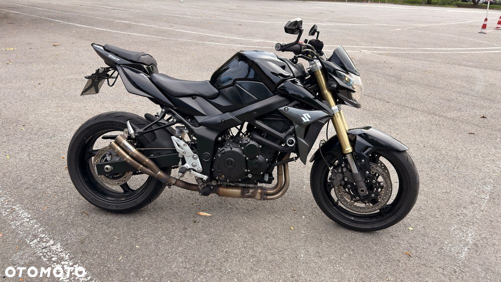 Suzuki GSR - 4