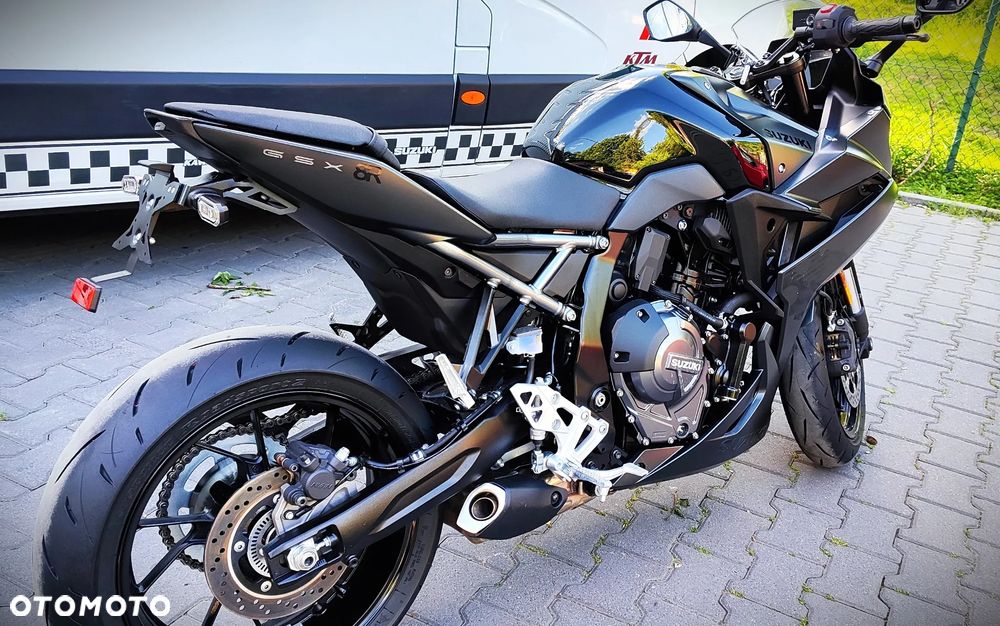Suzuki GSX - 13