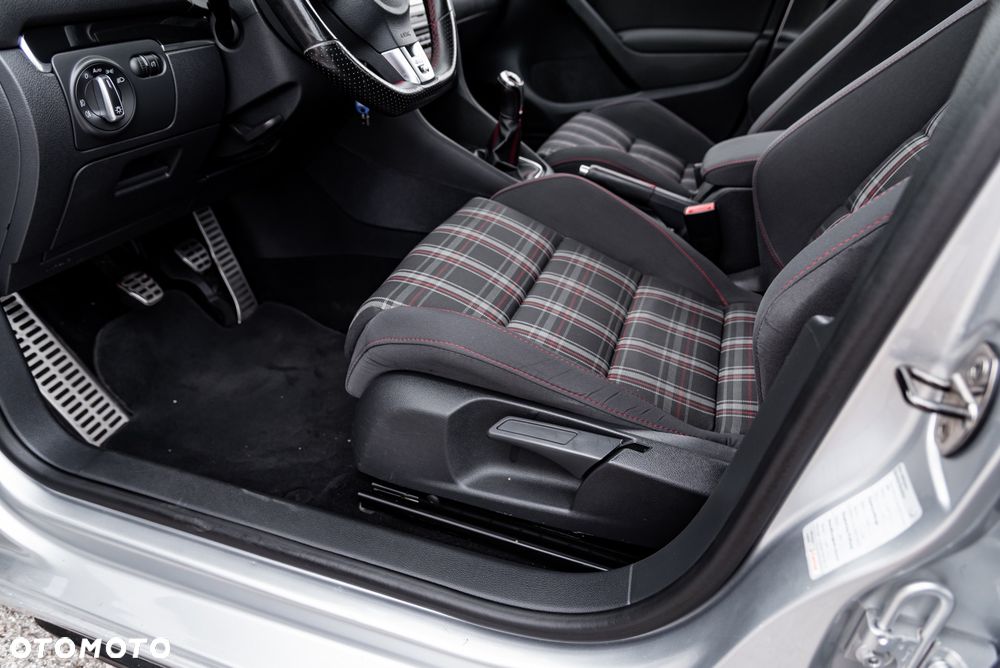 Volkswagen Golf 2.0 GTI - 18