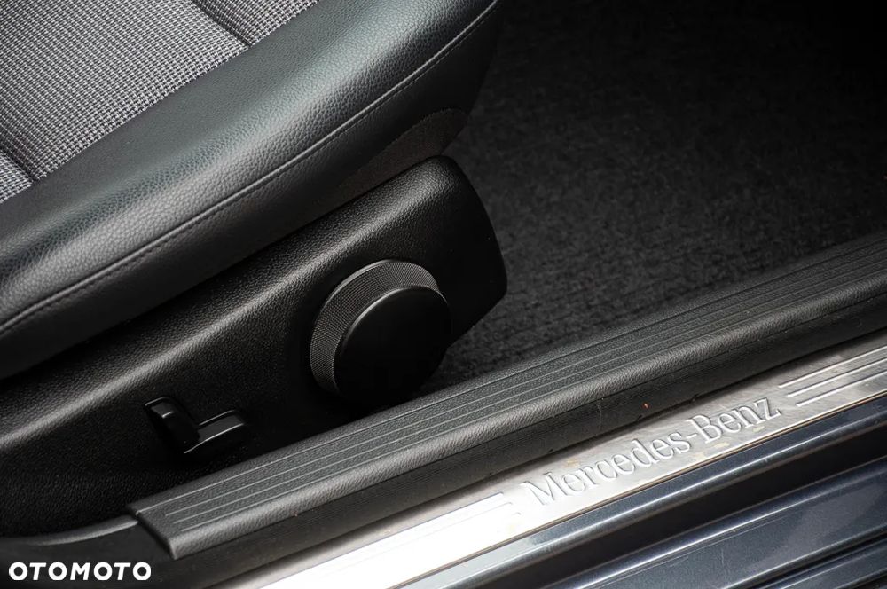 Mercedes-Benz Klasa C 180 CGI Automatik BlueEFFICIENCY Elegance - 13