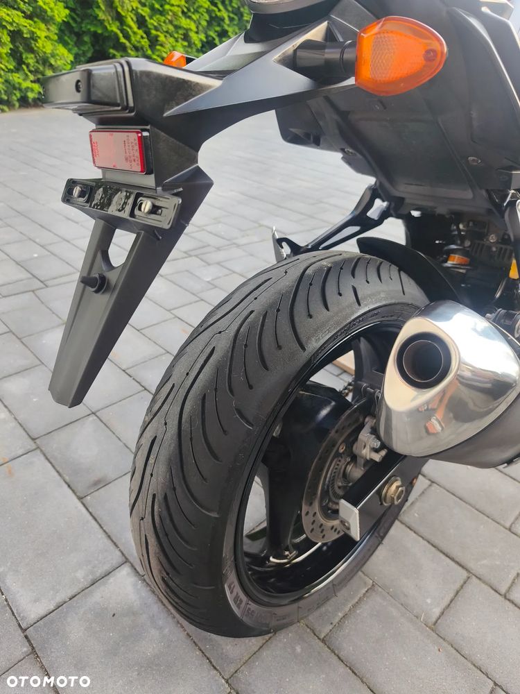 Suzuki GSR - 4