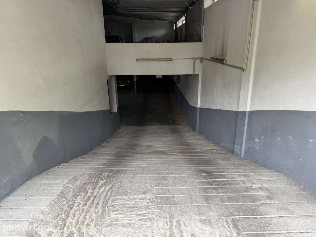 ARRENDAMENTO | Lugar de Garagem - Junto à Universidade Fernando Pes... - Grande imagem: 2/8
