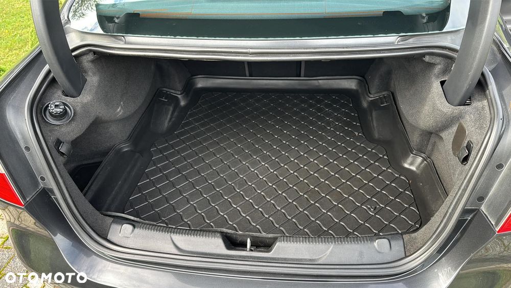 Jaguar XE 2.0 D R-Sport - 14