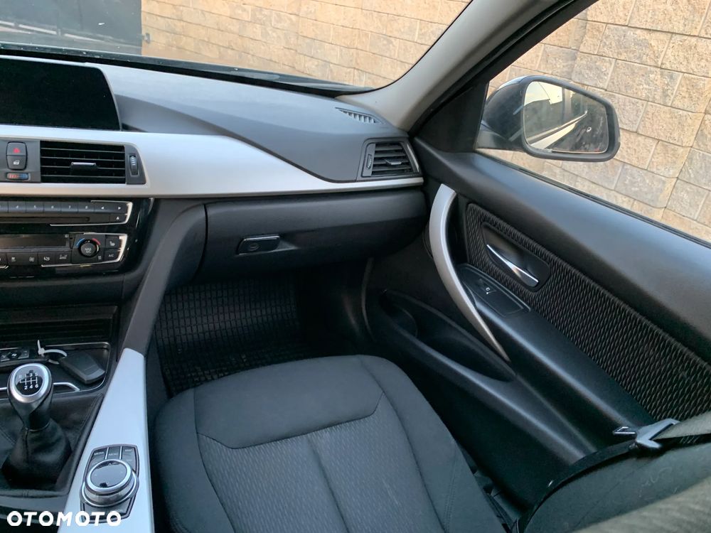 BMW Seria 3 318d Sport Line Shadow - 15
