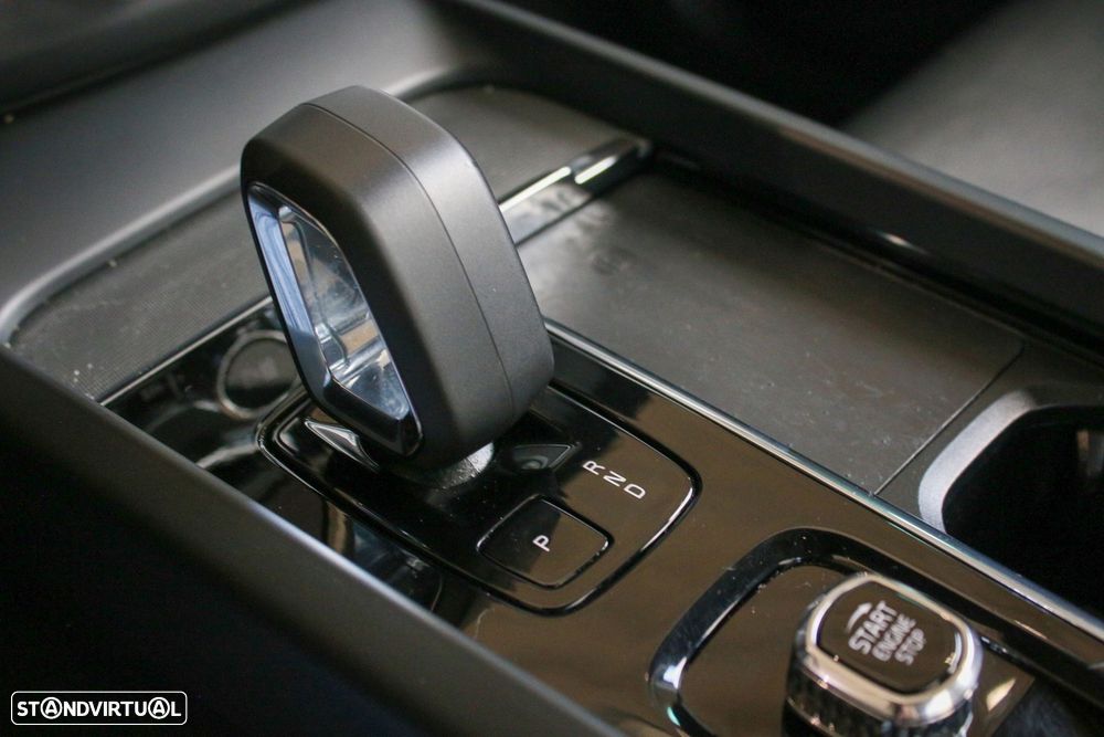 Volvo XC 60 2.0 T6 PHEV Plus Dark AWD — fotografia 27