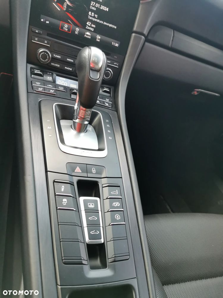 Porsche 911 Carrera 4 GTS PDK - 12