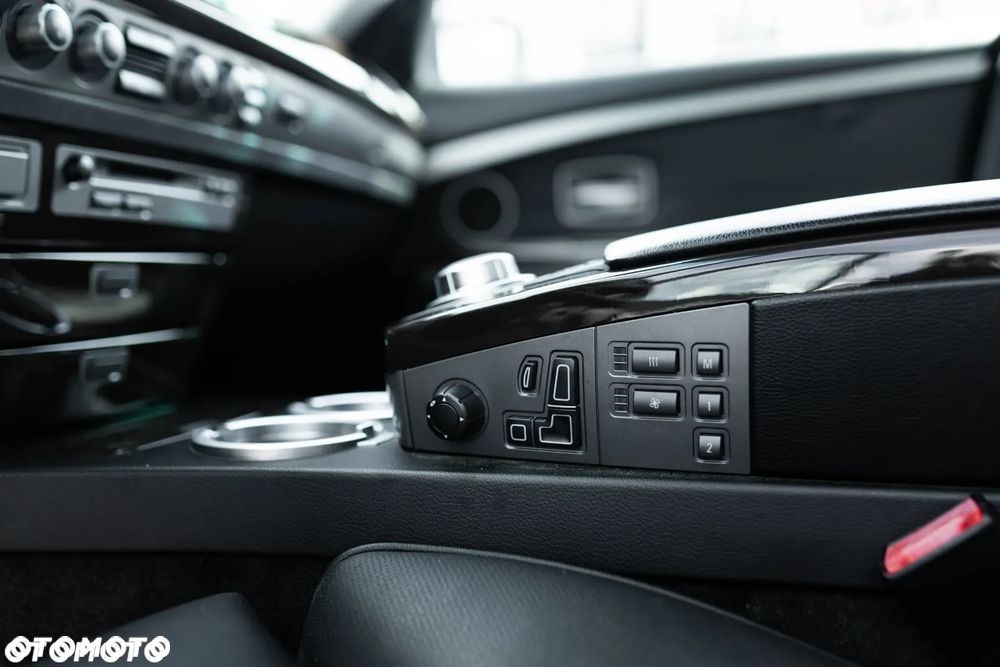 BMW Seria 7 750i - 32