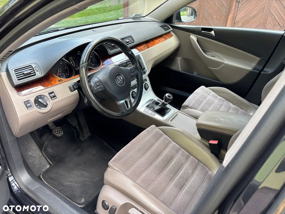 Volkswagen Passat 2.0 TDI DPF Highline - 13