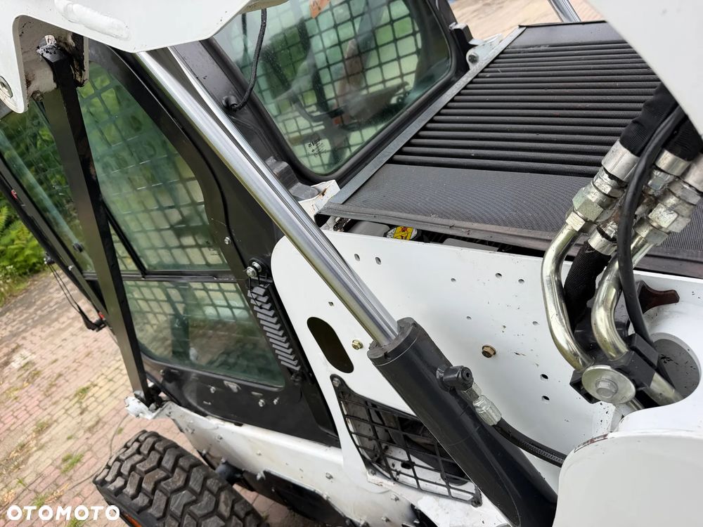 Bobcat S530. Ładowarka 4x4 wózek terenowy. Łyżka. Pełne sterowanie z dżojstika jazda i praca. Aktualne serwisy DEKRA 2026r. Silnik Kubota 4cyl 55km. Maszyna Jak Nowa z Salonu! Pochodzi z Norweskiego Gospodarstwa! 2020 rok 1724 mtg! Zero luzów i wycieków. Bardzo mocna i wydajna maszyna o małych gabarytach! Idealna do stajni oraz Budownictwa. OKAZJA TANIO 3 wyjścia Hydrauliczne pod urządzenia!! Wszystkie opony jak nowe .Kabina ogrzewana pełne szkło + drzwi. Po serwisach. Potężna moc. OKAZJA - 24
