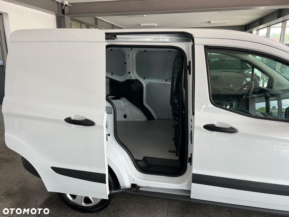 Ford Transit Courier - 19