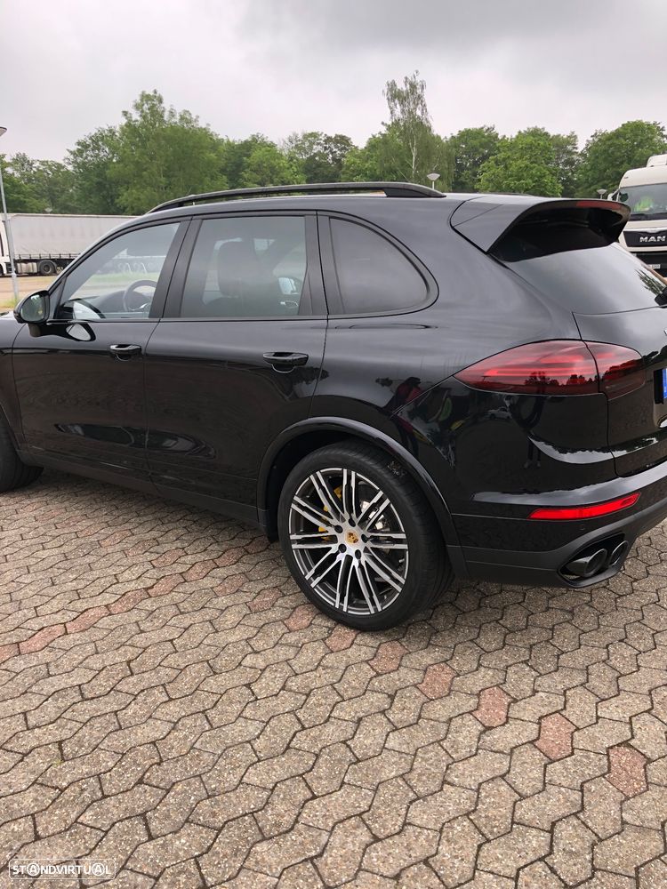 Porsche Cayenne Turbo S - 23