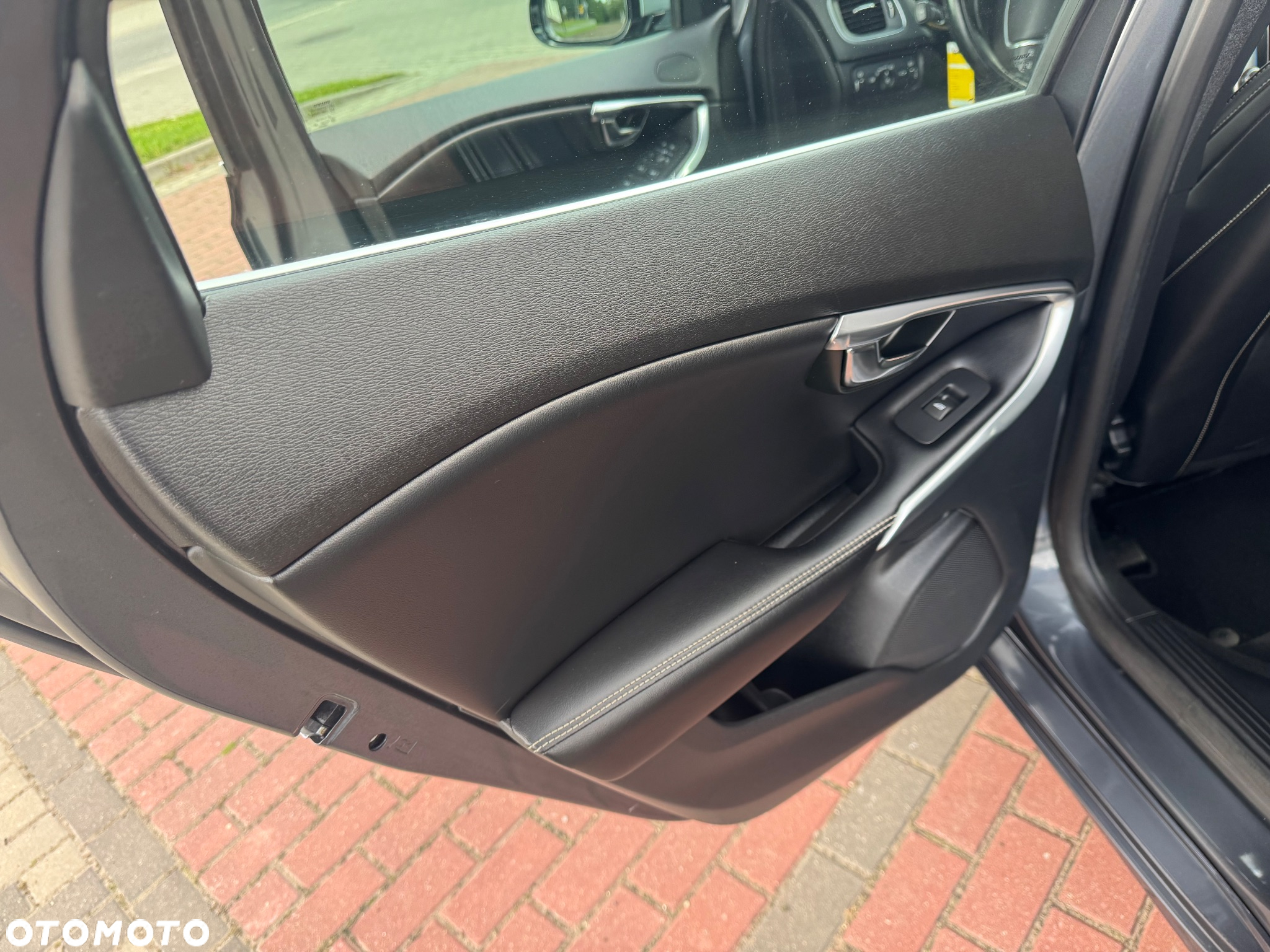 Volvo V40 D2 R-Design - 17