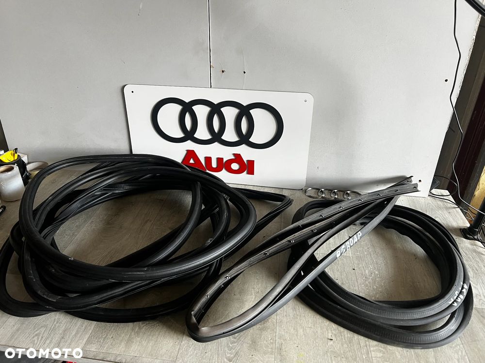 Uszczelka klapy bagażnika AUDI Q5 80A 80A827705D - 1