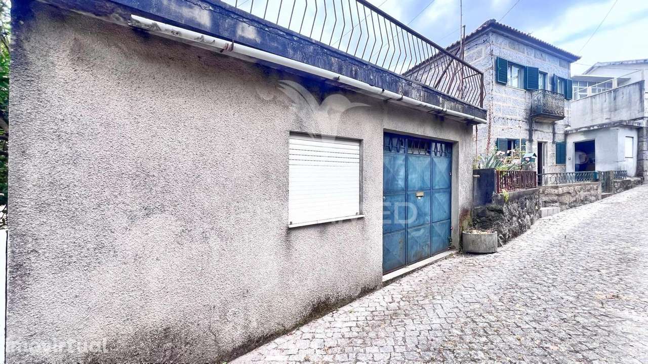 Moradia para Restauro com Duas Frações Independentes, Terreno e Gar... - Grande imagem: 4/16