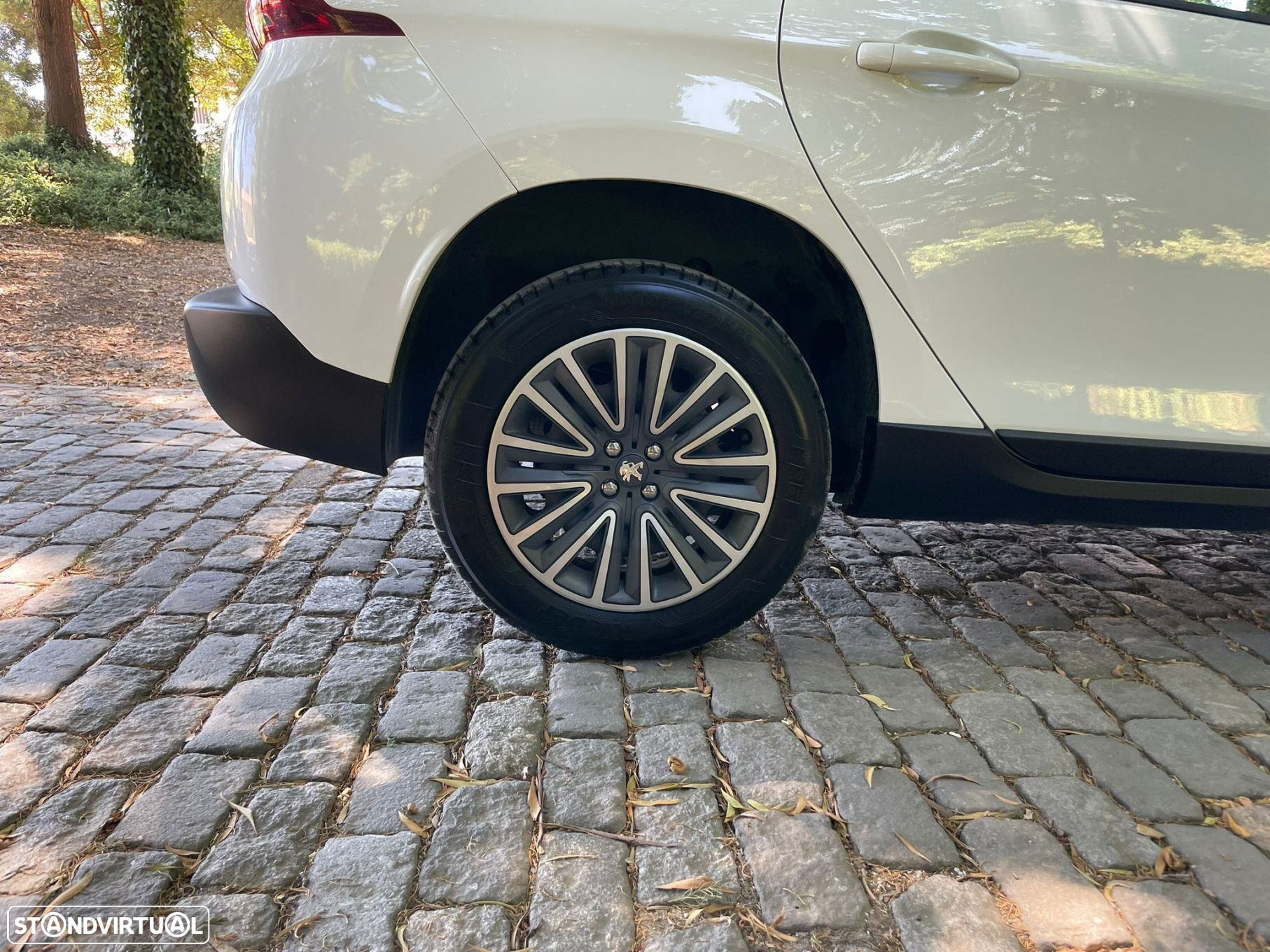 Peugeot 2008 1.2 PureTech Allure - 12