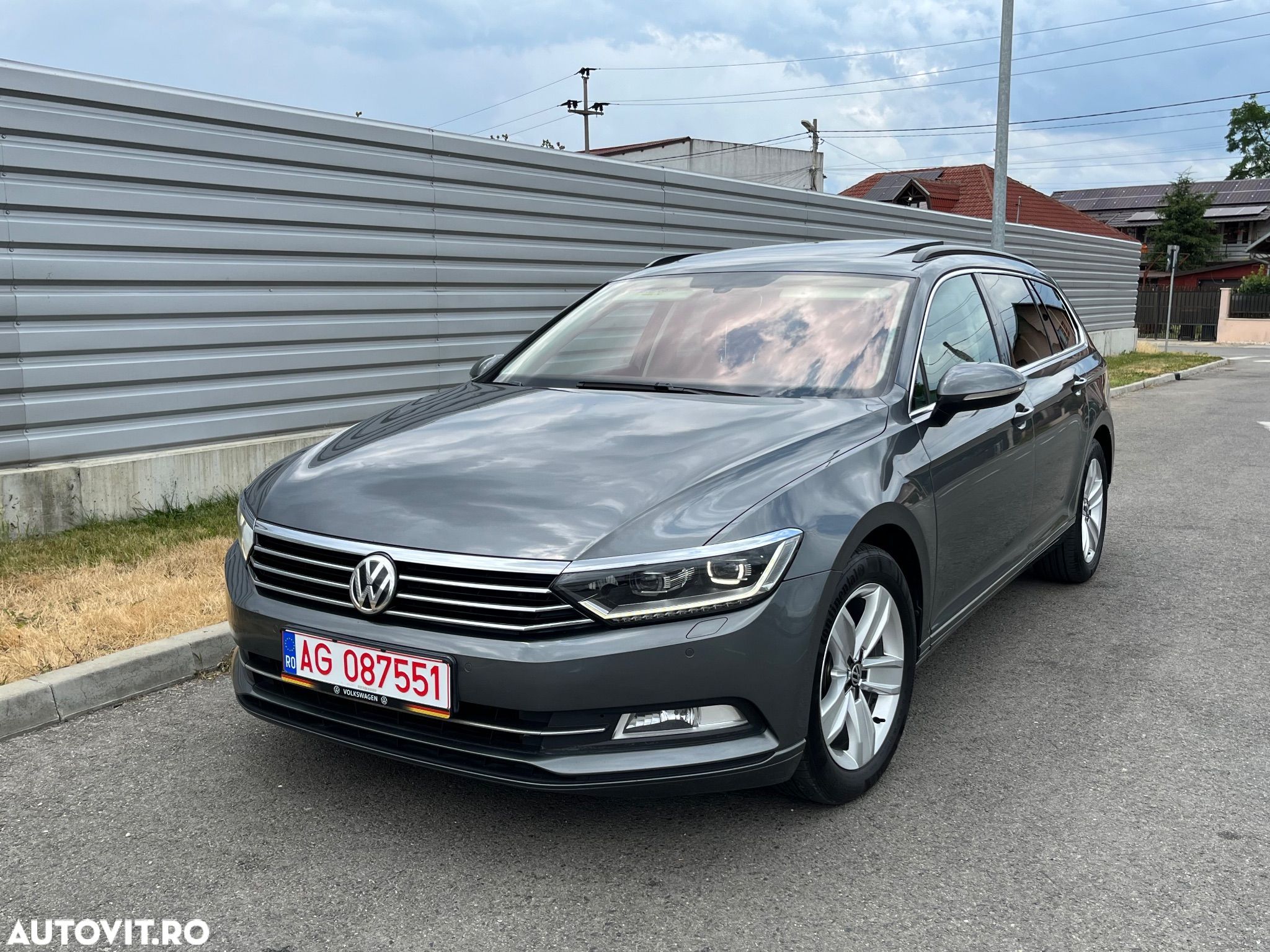 Volkswagen Passat - 1
