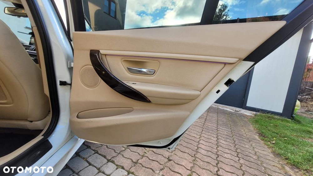 BMW Seria 3 328i xDrive - 23