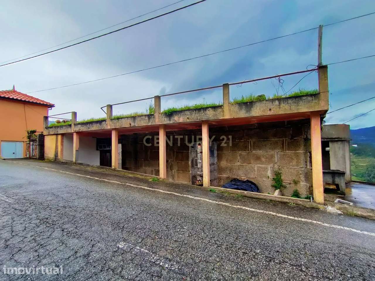 Moradia para reconstruir com terreno, refúgio paradisíaco perto da pra - Grande imagem: 2/13