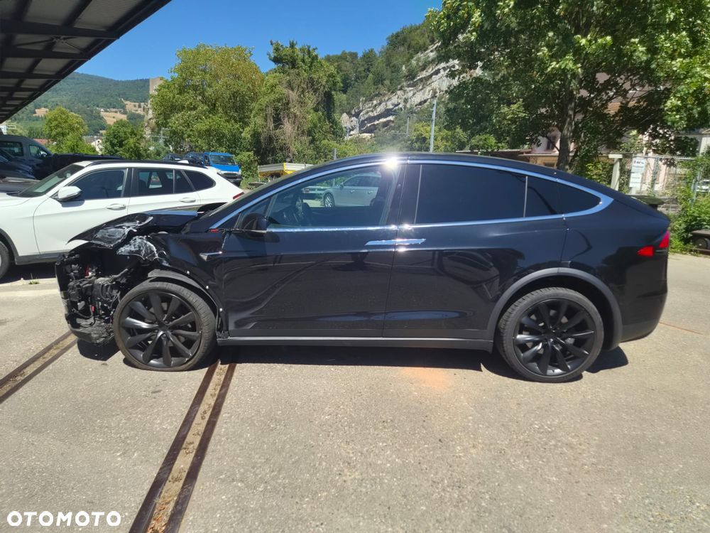 Tesla Model X - 5