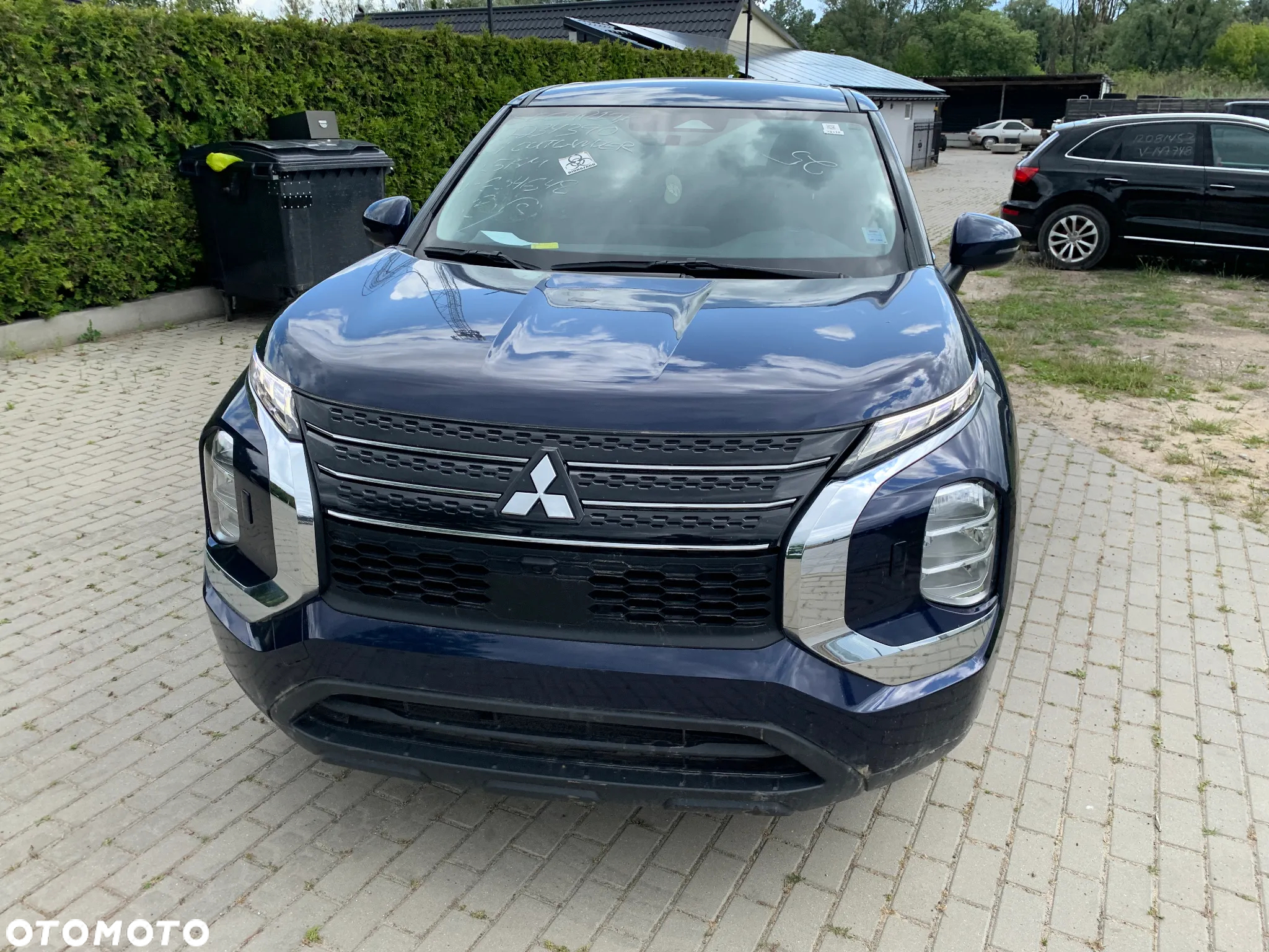 Mitsubishi Outlander - 2