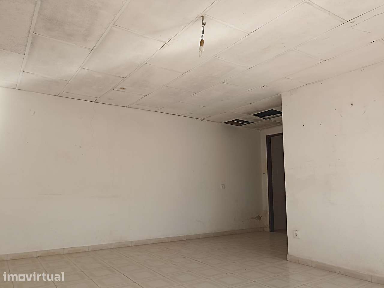 Excelente e ampla loja com possibilidade trocar para habitação T3 - Grande imagem: 3/3