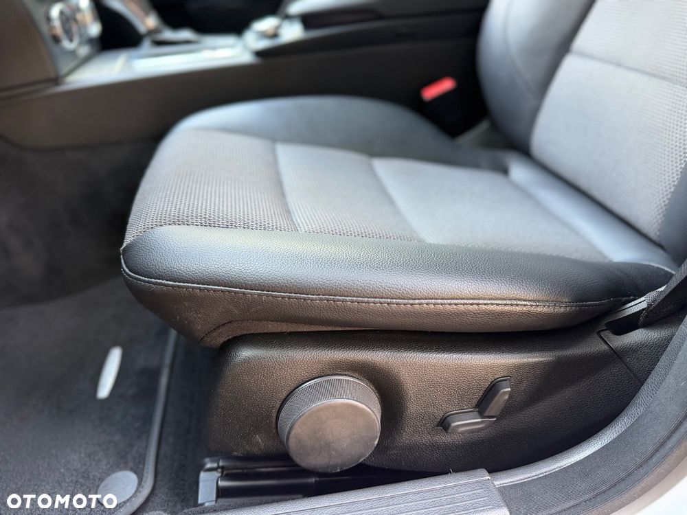 Mercedes-Benz Klasa C 180 CGI Automatik BlueEFFICIENCY Avantgarde - 14