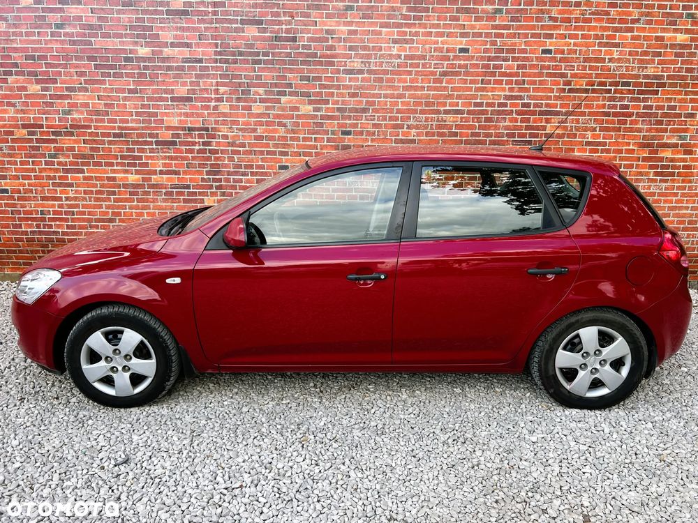 Kia Ceed - 36